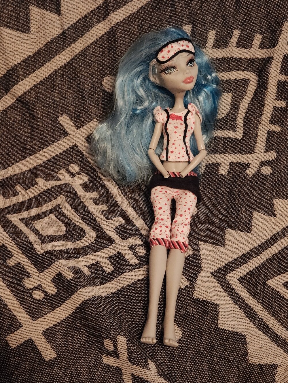 Monster High G1 Ghoulia Yelps Dead Tired Doll (No Hands) w/ Pajamas & Sleep Mask
